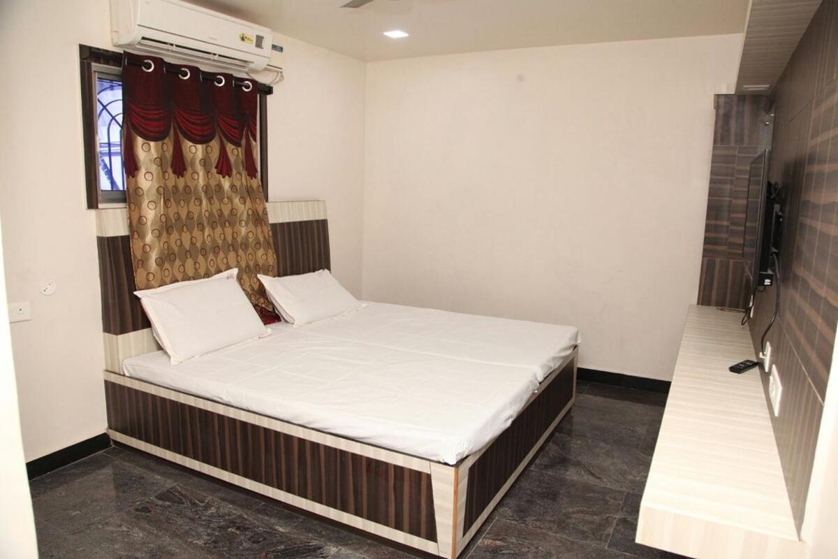 Laxmi Towers Hotel *
