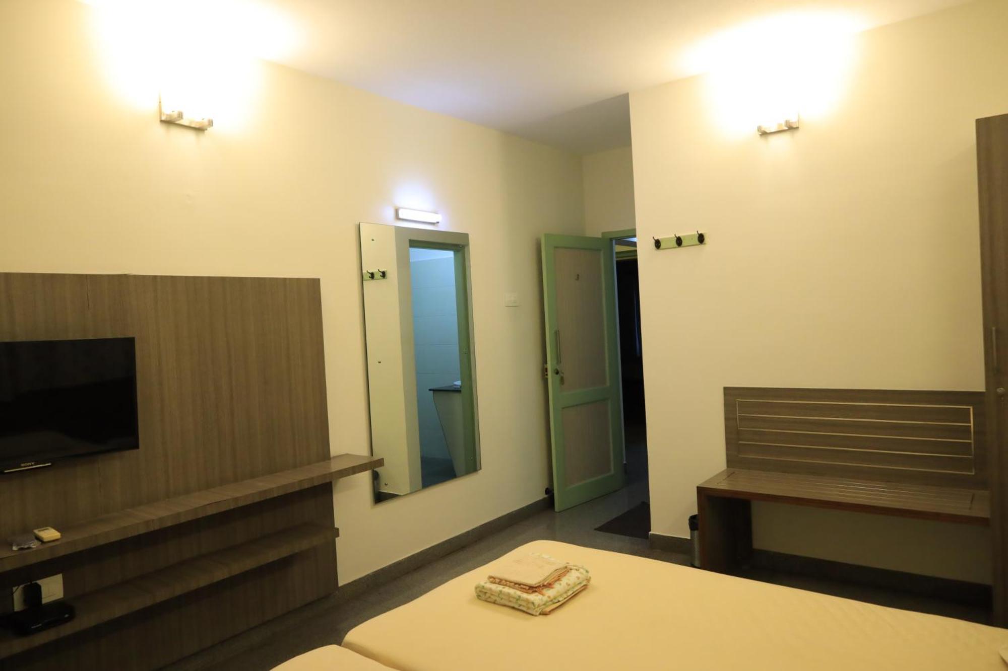 Transit Nest - Homely Near Airport Hotel