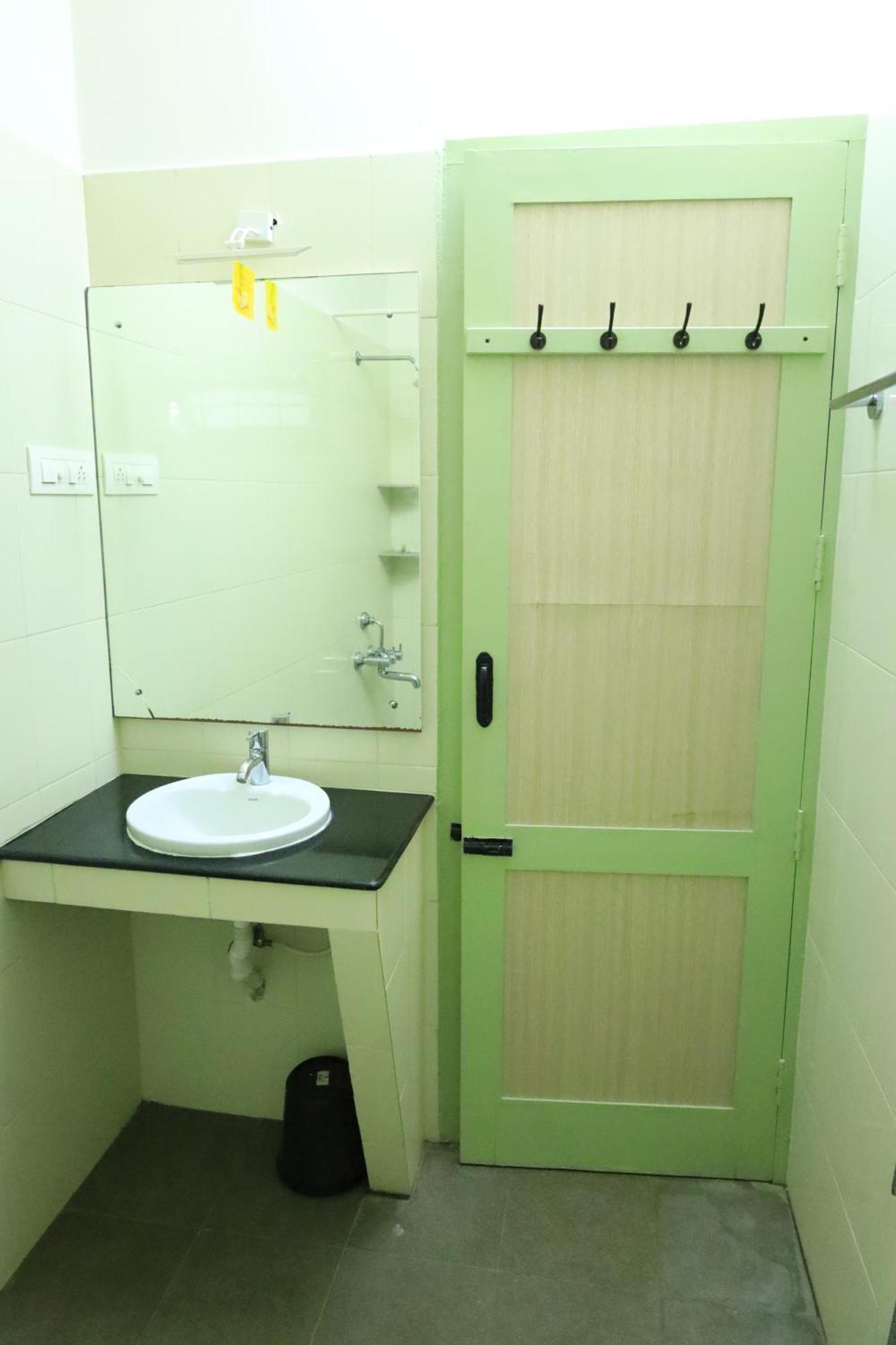 Hotel Transit Nest - Homely Near Airport