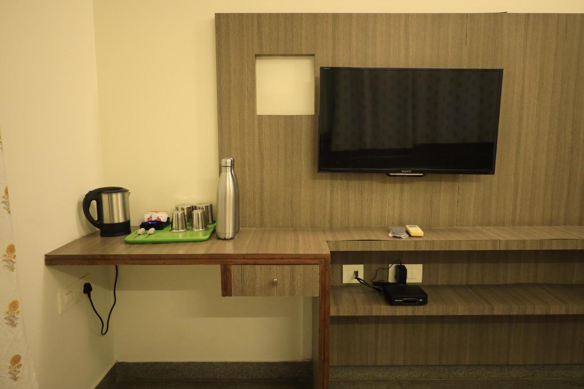Transit Nest - Homely Near Airport Hotel 2*