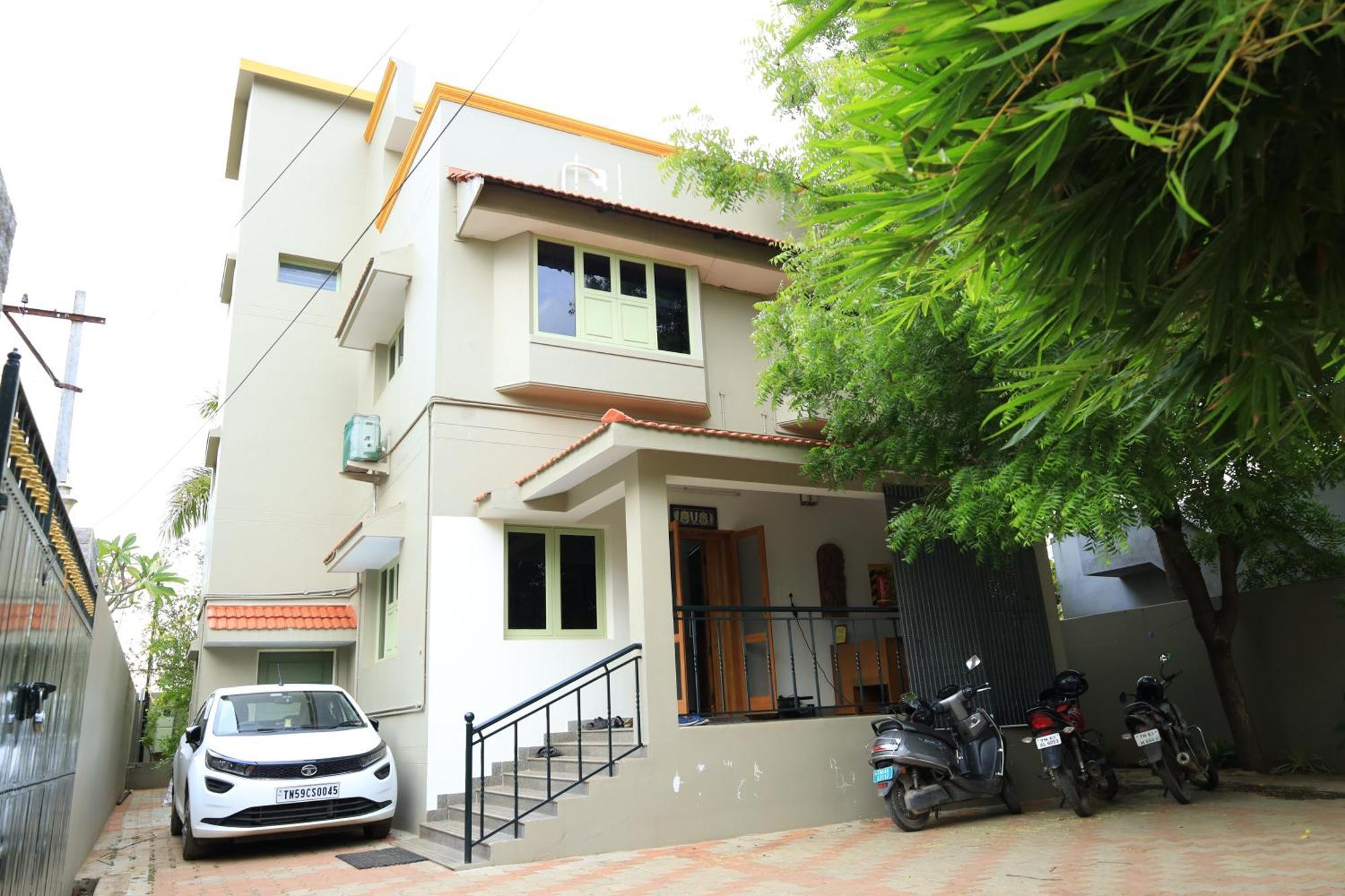 Transit Nest - Homely Near Airport 2*