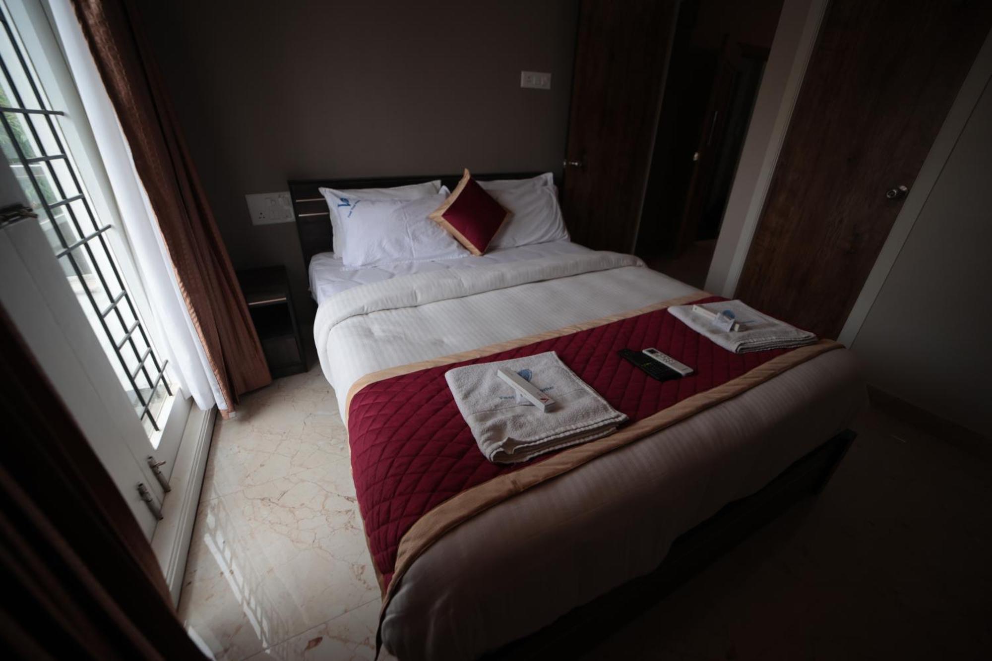 Shanthi Service Hotel *