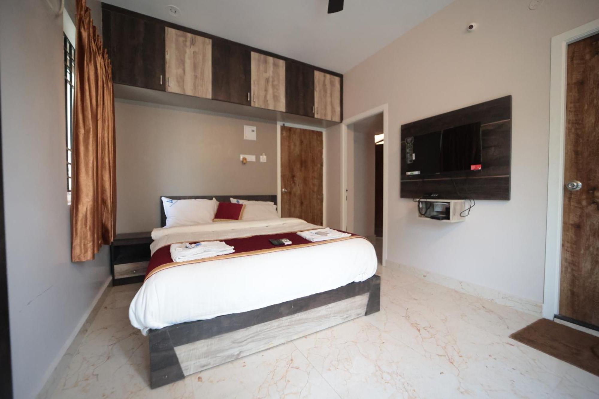 Shanthi Service Hotel *