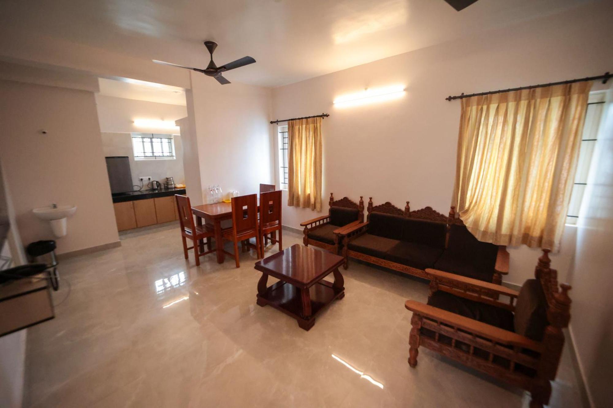 Shanthi Service Hotel *