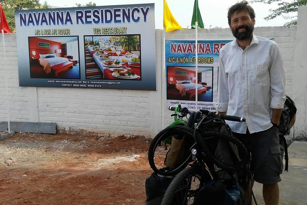 Oyo 15860 Navanna Residency 2*