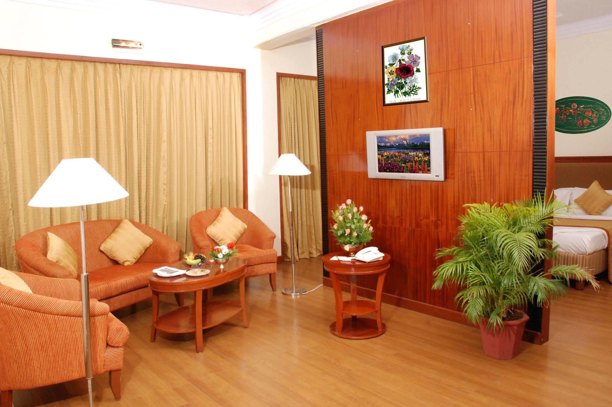 Royal Court Hotel 3*