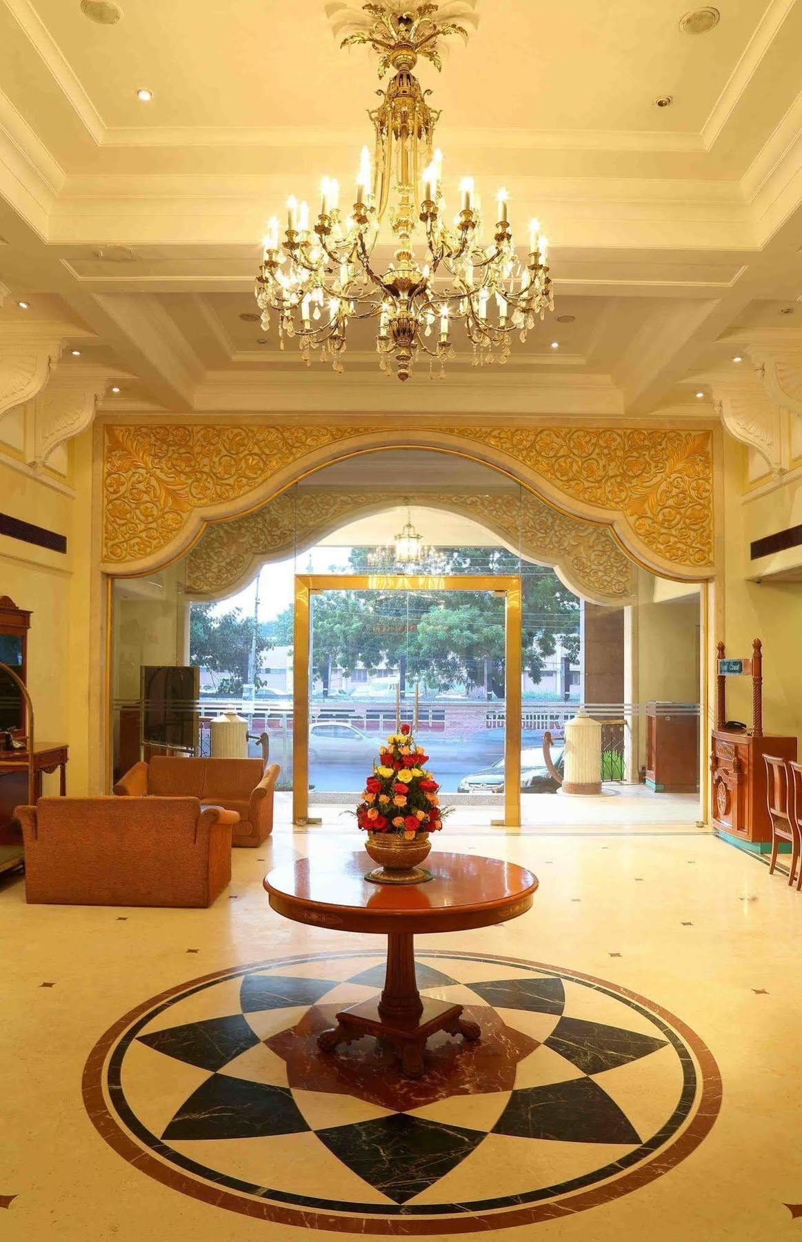 Royal Court Hotel 3*