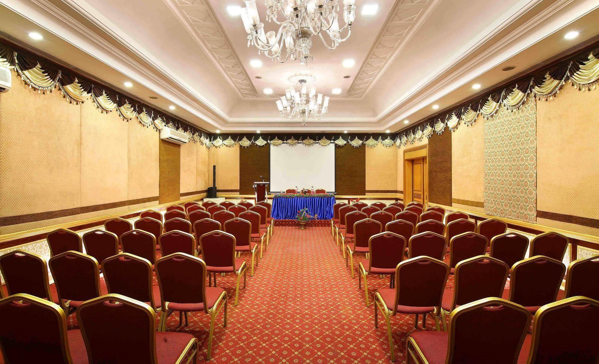 Royal Court Hotel 3*