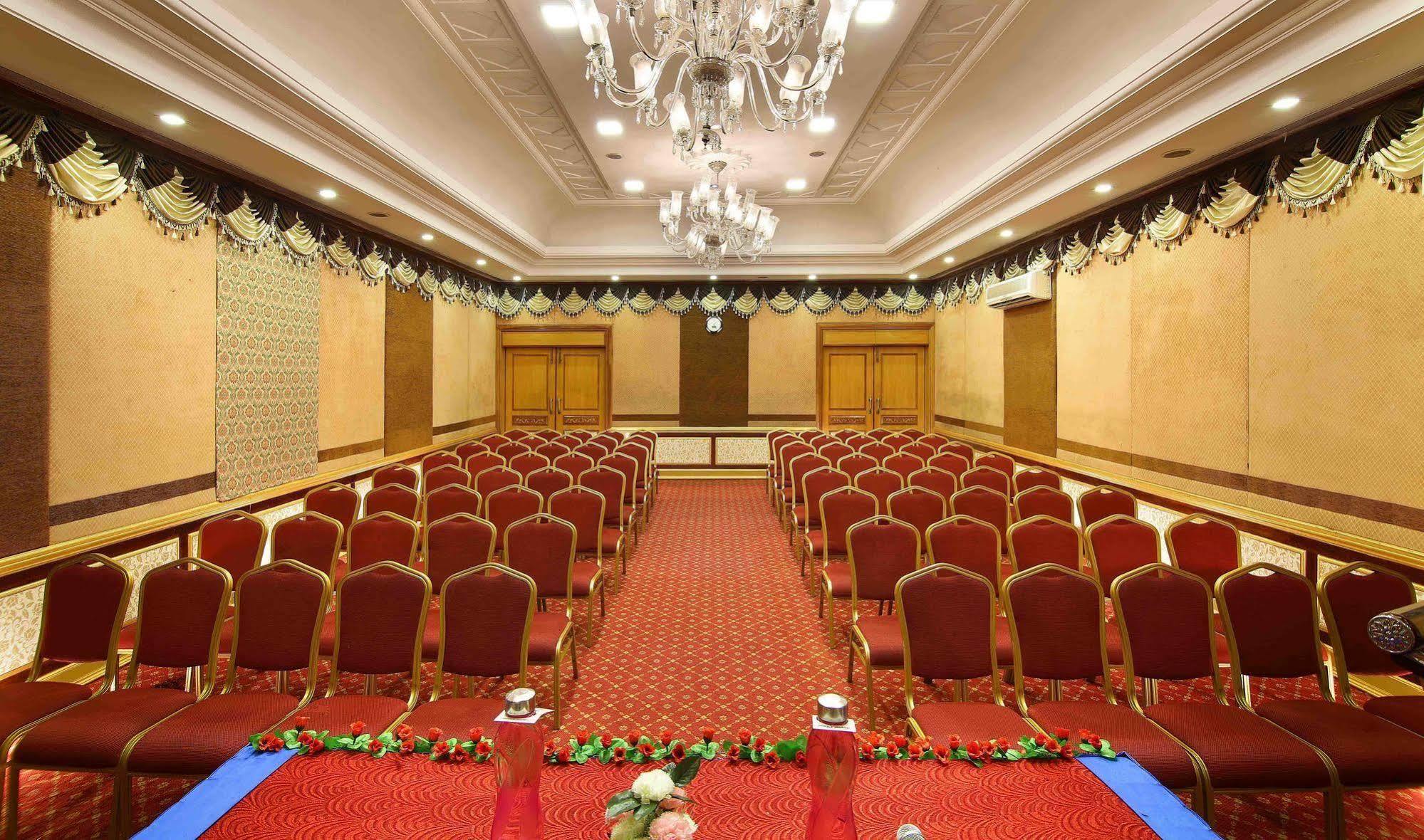 Royal Court Hotel 3*