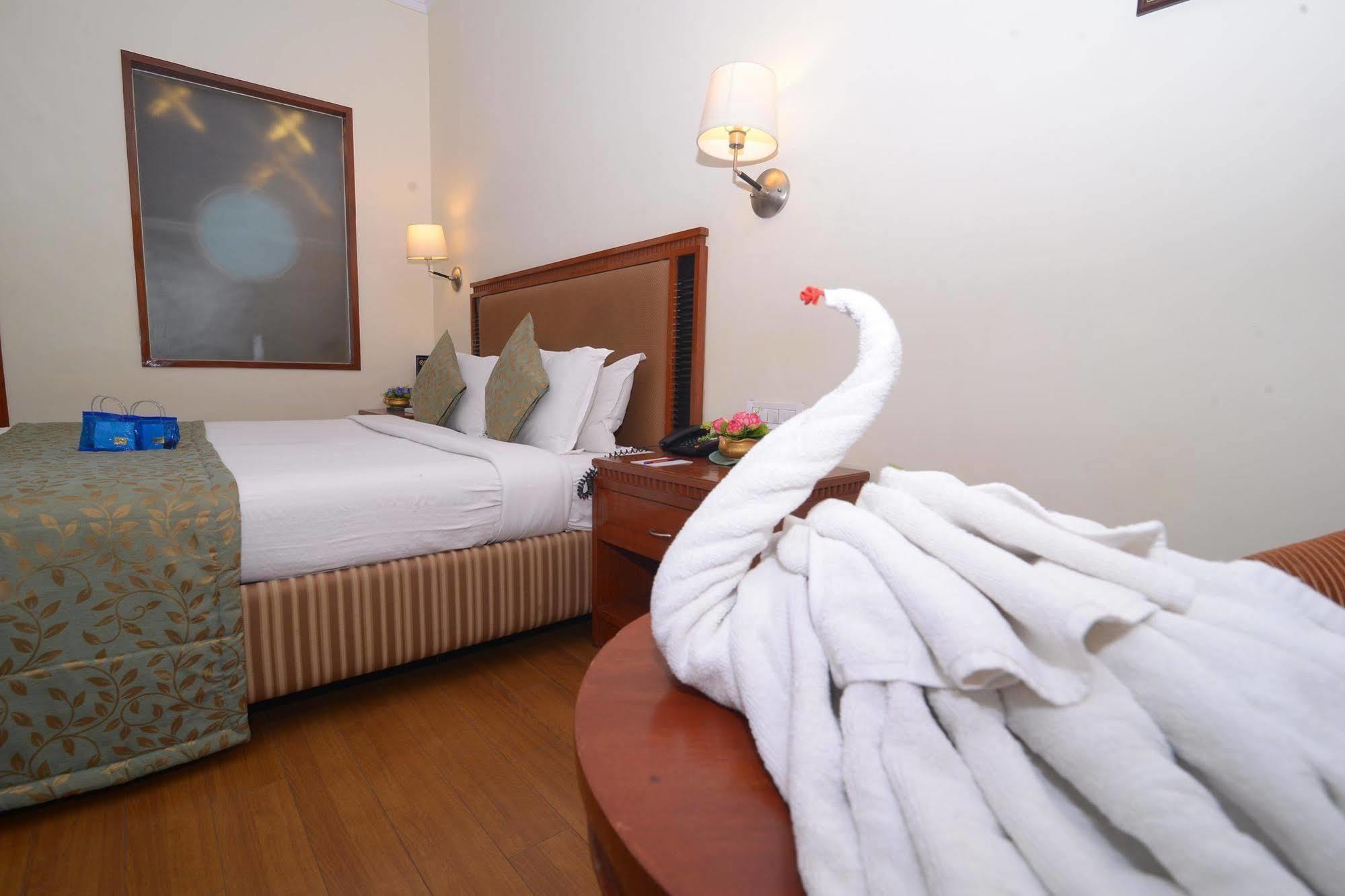 Royal Court Hotel 3*