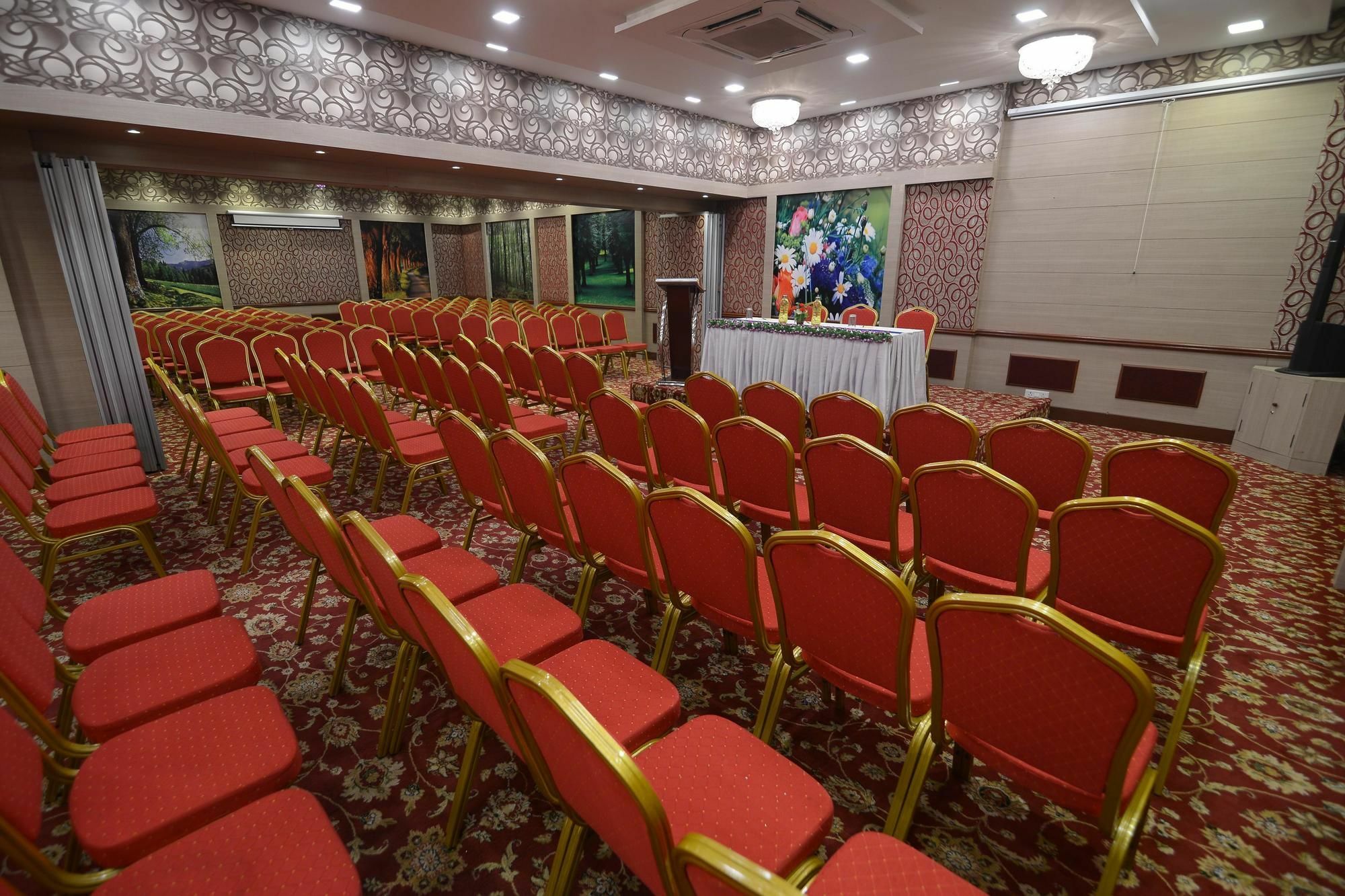 Oyo Premium Railway Junction Hotel 3*