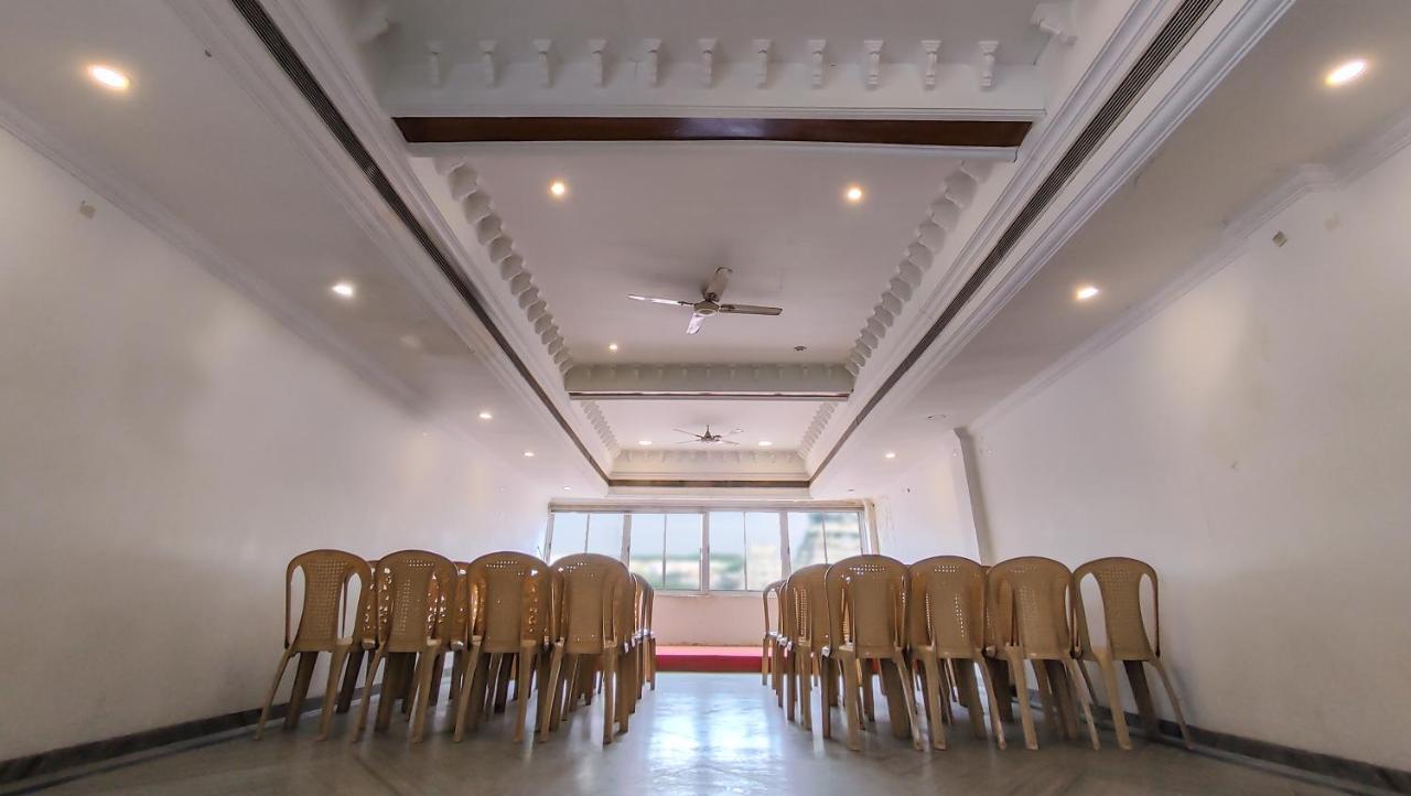 Hotel Aarathy 2*