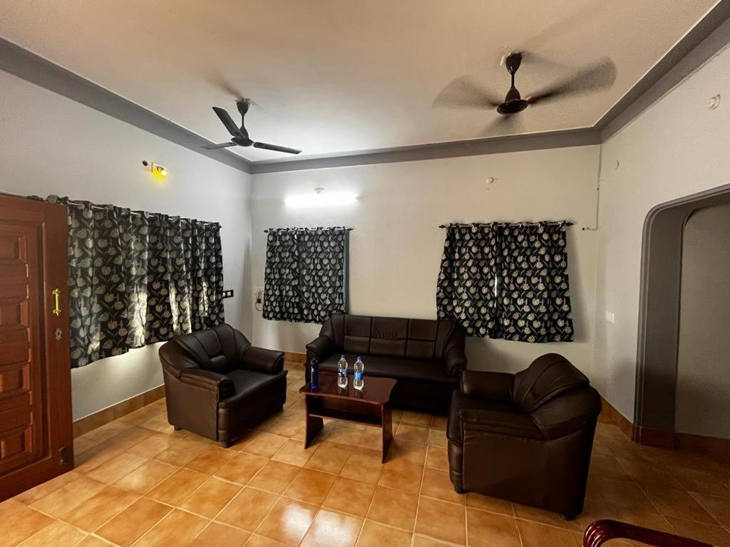 Madura - Gorgeous With 2bhk 5 Minutes From Nh44 *