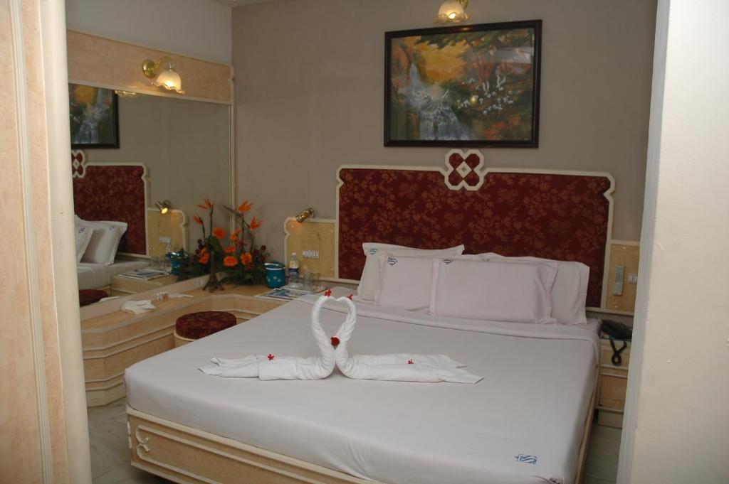 Hotel Saratharajans