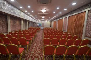 Oyo Premium Railway Junction Hotel 3*